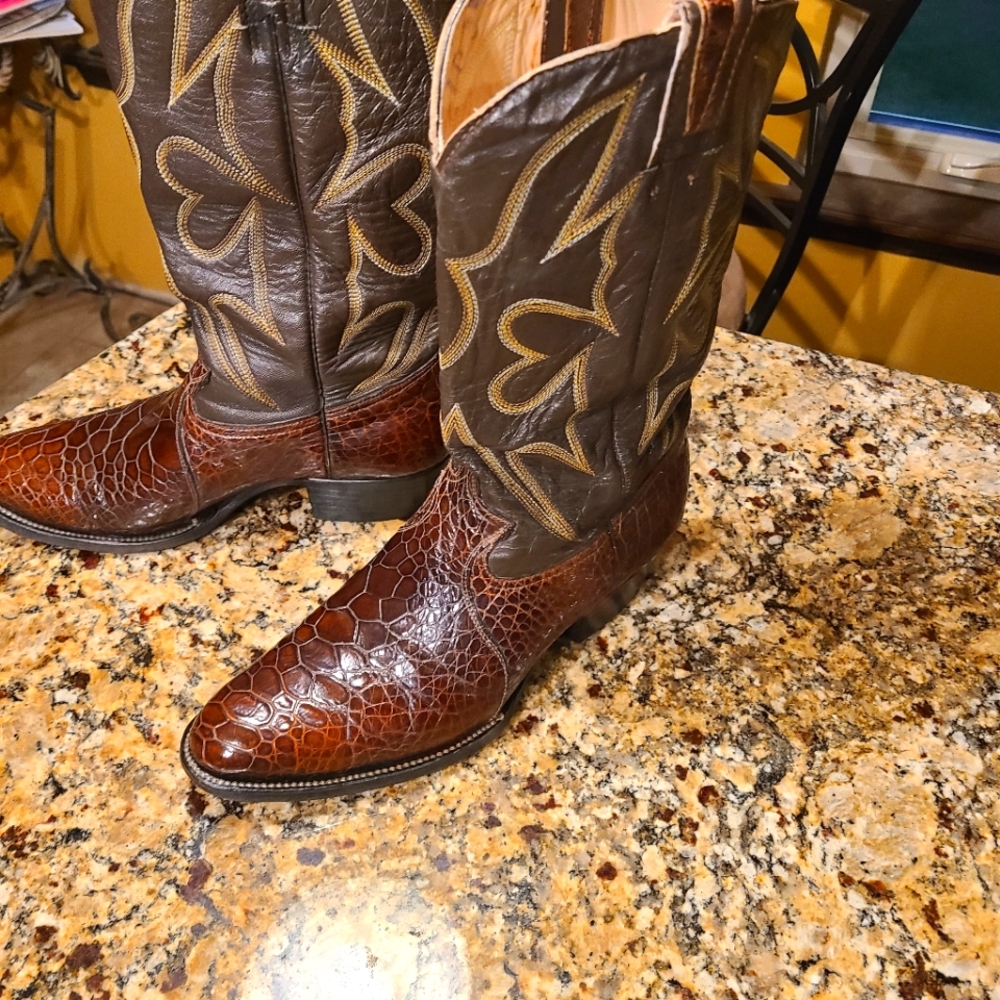 Hand made in Mexico Size 10 Dark Brown. West Fargo, Sea Turtle.